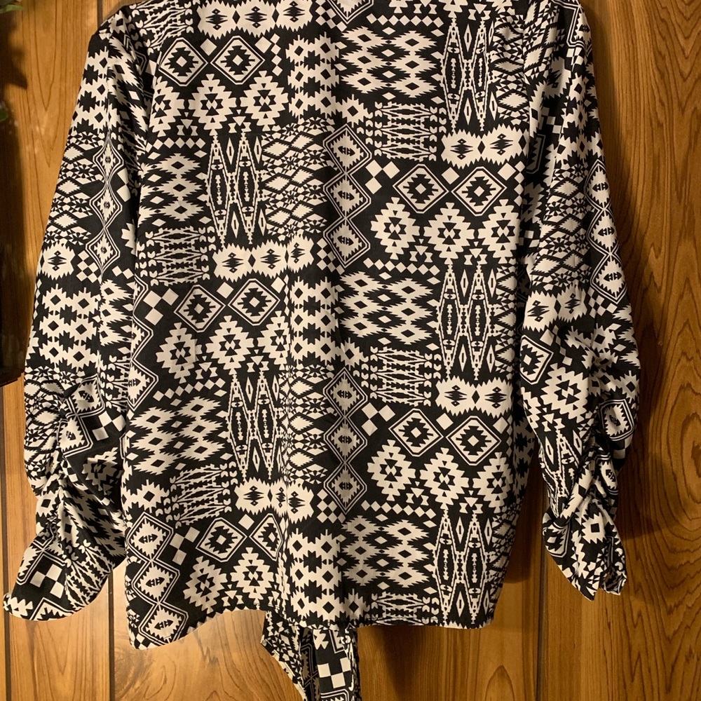 Derek Heart Top Open Front Wrap Tribal - Picture 2 of 5